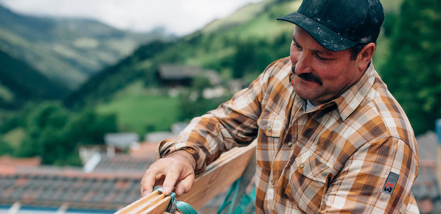 Zimmermann Raimund Ellecosta trägt das atmungsaktive Nature Hemd in Braun