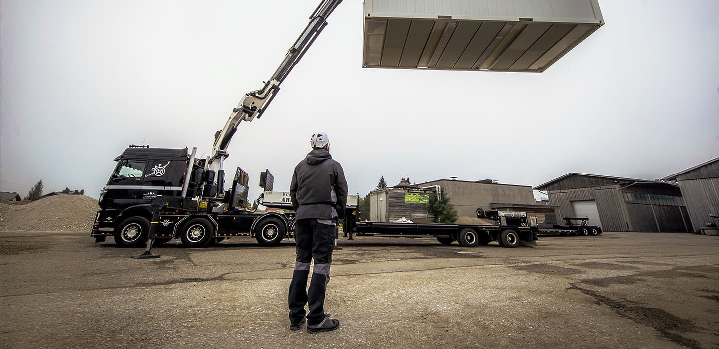 Aus LKW und Kran entsteht eine perfekte Einheit - immer mit dabei: die Cetus Workwear von Würth MODYF