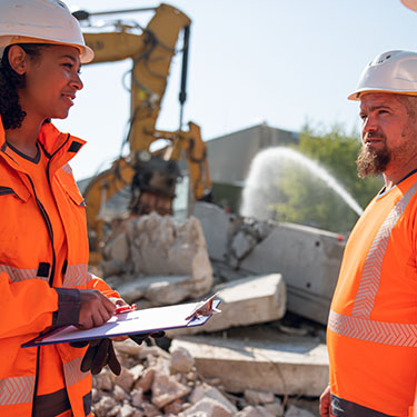 Sichtbare Warnschutzbekleidung ist auf der Baustelle unerlässlich