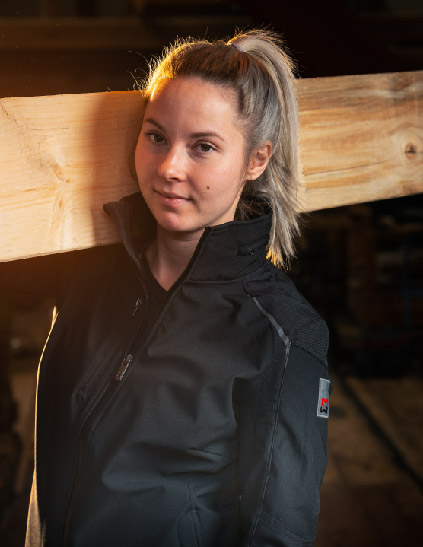 Frauen Softshelljacke in Schwarz für Zimmerinnen und Handwerkerinnen in der Holzbranche