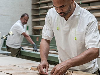 Trageangenehme & bequeme Arbeitskleidung mit hohem Komfort & Bewegungsfreiheit Weisses Poloshirt Job+ aus hautfreundlicher Baumwolle für alle Handwerker