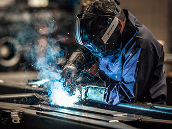 Robuste & strapazierfähige Arbeitsjacken und Arbeitshosen für Profis Langlebiger Arbeitsoverall aus hochwertigen Materialien aus der Multinorm Kollektion