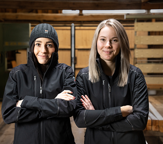 Zimmerinnen aus Leidenschaft und Heldinnen im Handwerk: Hannah und Carolina Die Handwerkerinnen Hannah und Carolina tragen die Cetus Kollektion für Damen in Schwarz